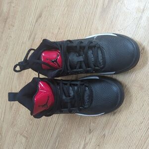 Jordan Maxin 200 Youth Size 5 Basketball Shoes CD6123-016 Black/Red/White